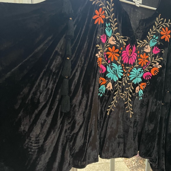 Ivy Jane Embroidered Top S/M - Picture 3 of 4